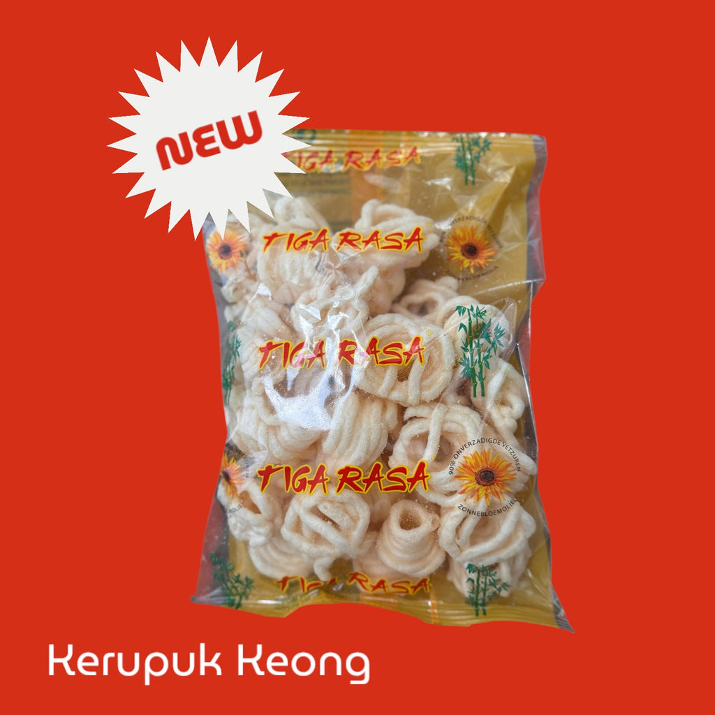 Knusprige Tiga Rasa Kerupuk Keong Bawang Chips von Nesia Food, goldbraun und gewürzt, in einer transparenten Verpackung.