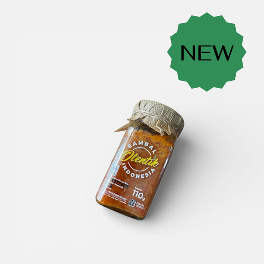 Chilisauce Otentik Sambal Bawang von Nesia in einer Schüssel mit frischen Knoblauch- und Chili-Zutaten sichtbar