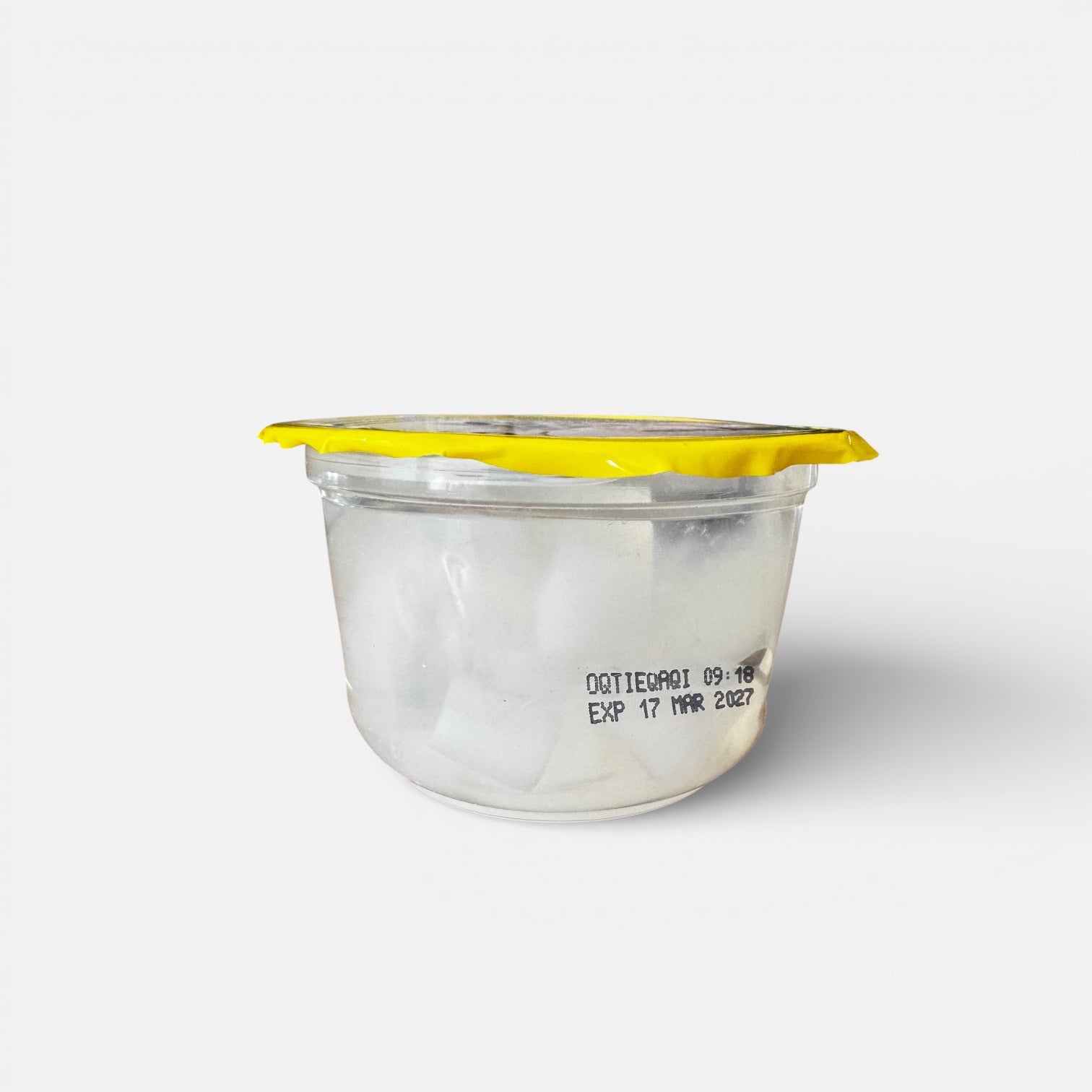 Inaco Nata de Coco Mango Getränk in Glas mit Kokosnuss- und Mangofarben, erfrischendes Getränke-Design