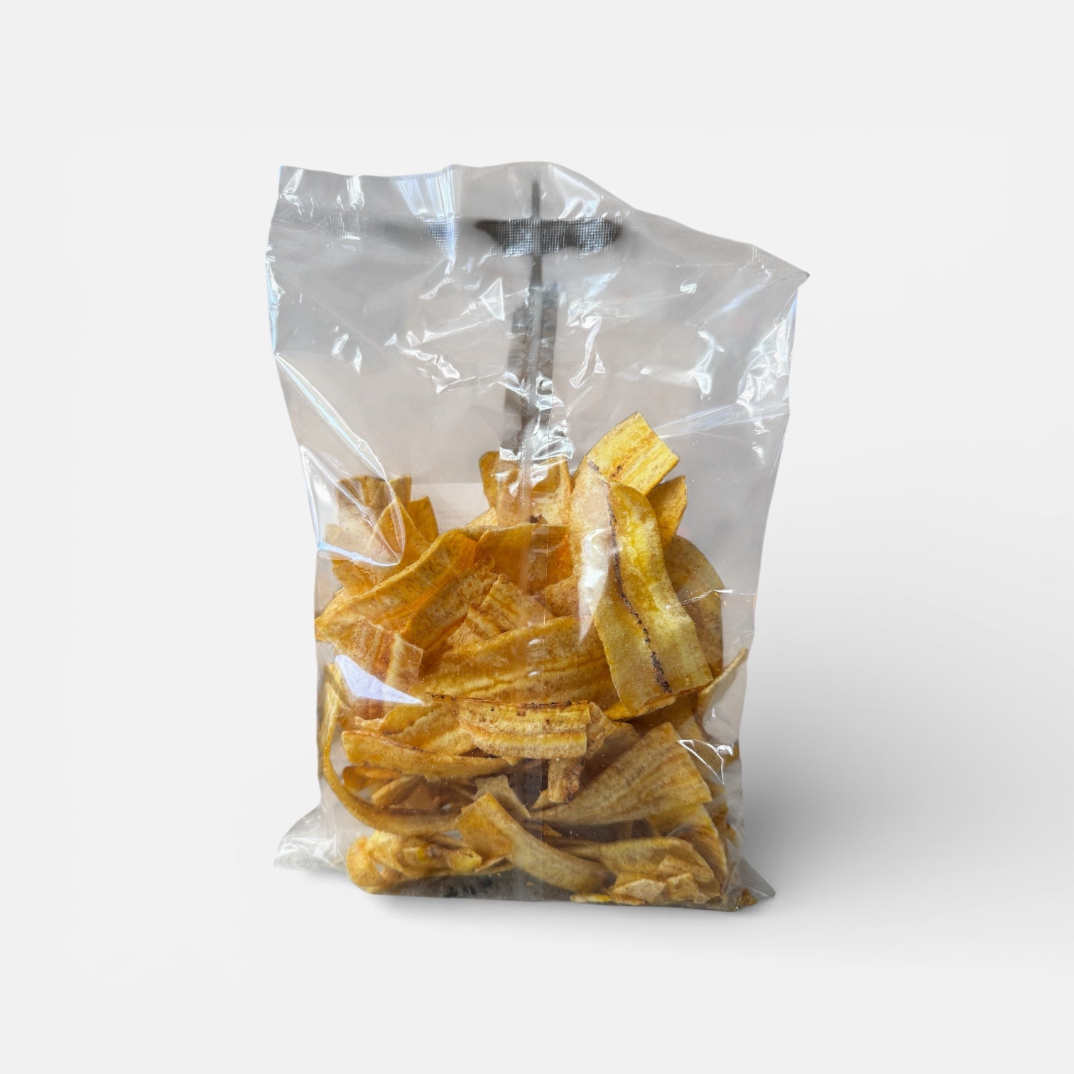 Knusprige, salzige Bananenchips von Vanka Kawat, ideal als Snack oder Vorspeise, auf einem weißen Teller präsentiert.