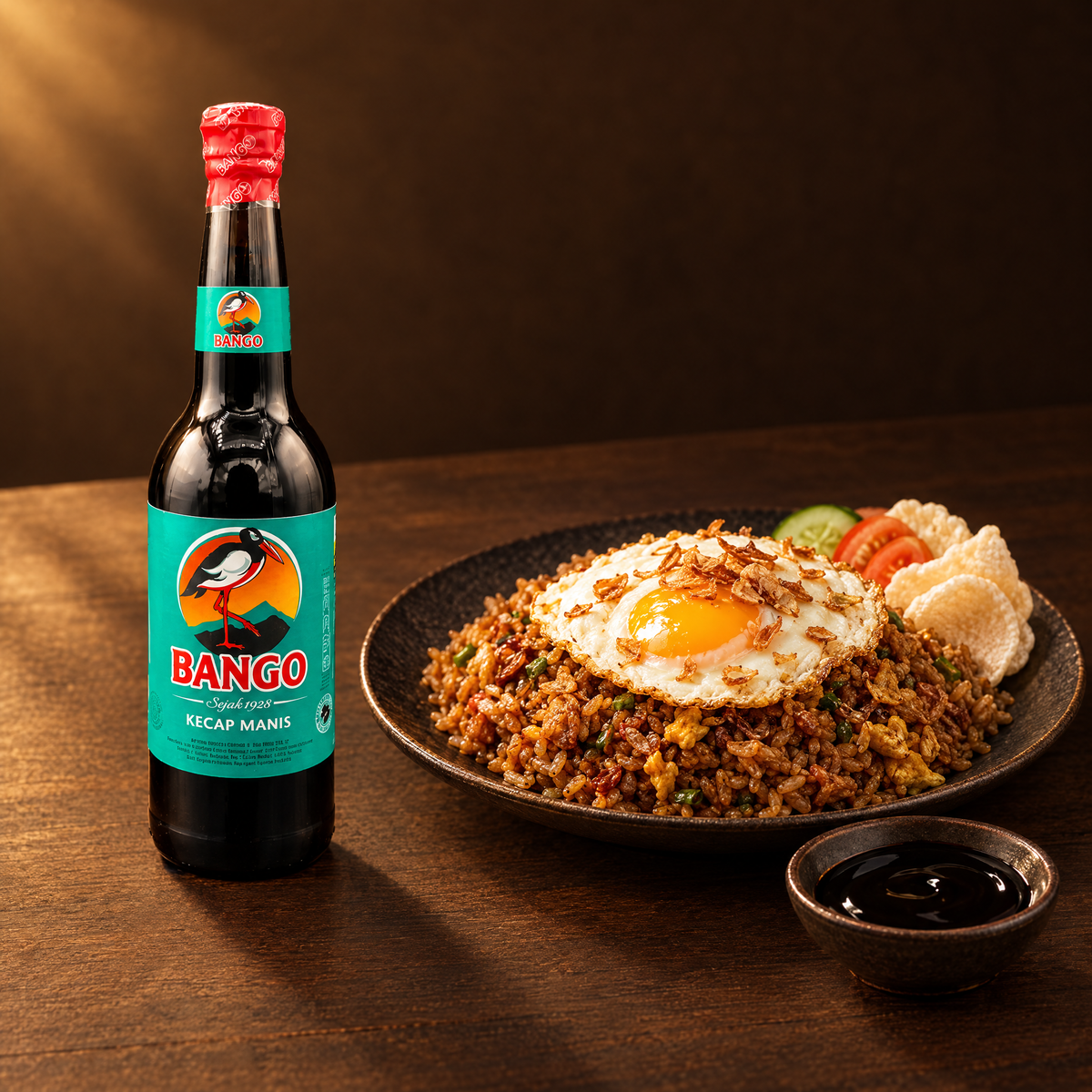 Bango Kecap Manis 620 ml – Flasche mit Nasi Goreng