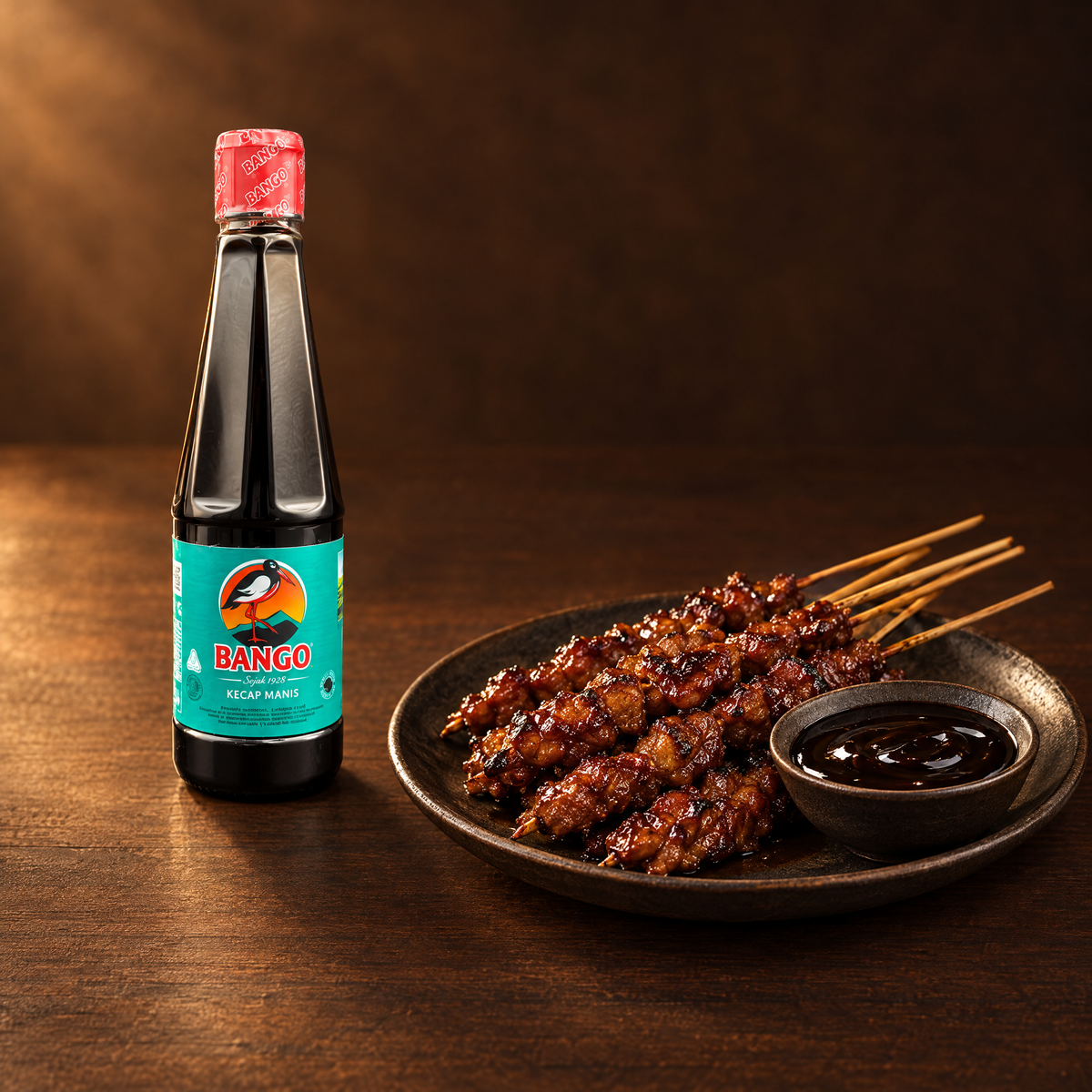 Bango Kecap Manis 275 ml – Flasche mit Saté-Spießen