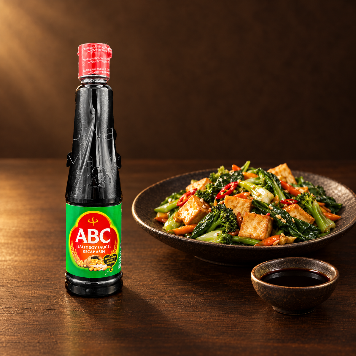 ABC Kecap Asin 600 ml – Flasche mit Wokgemüse