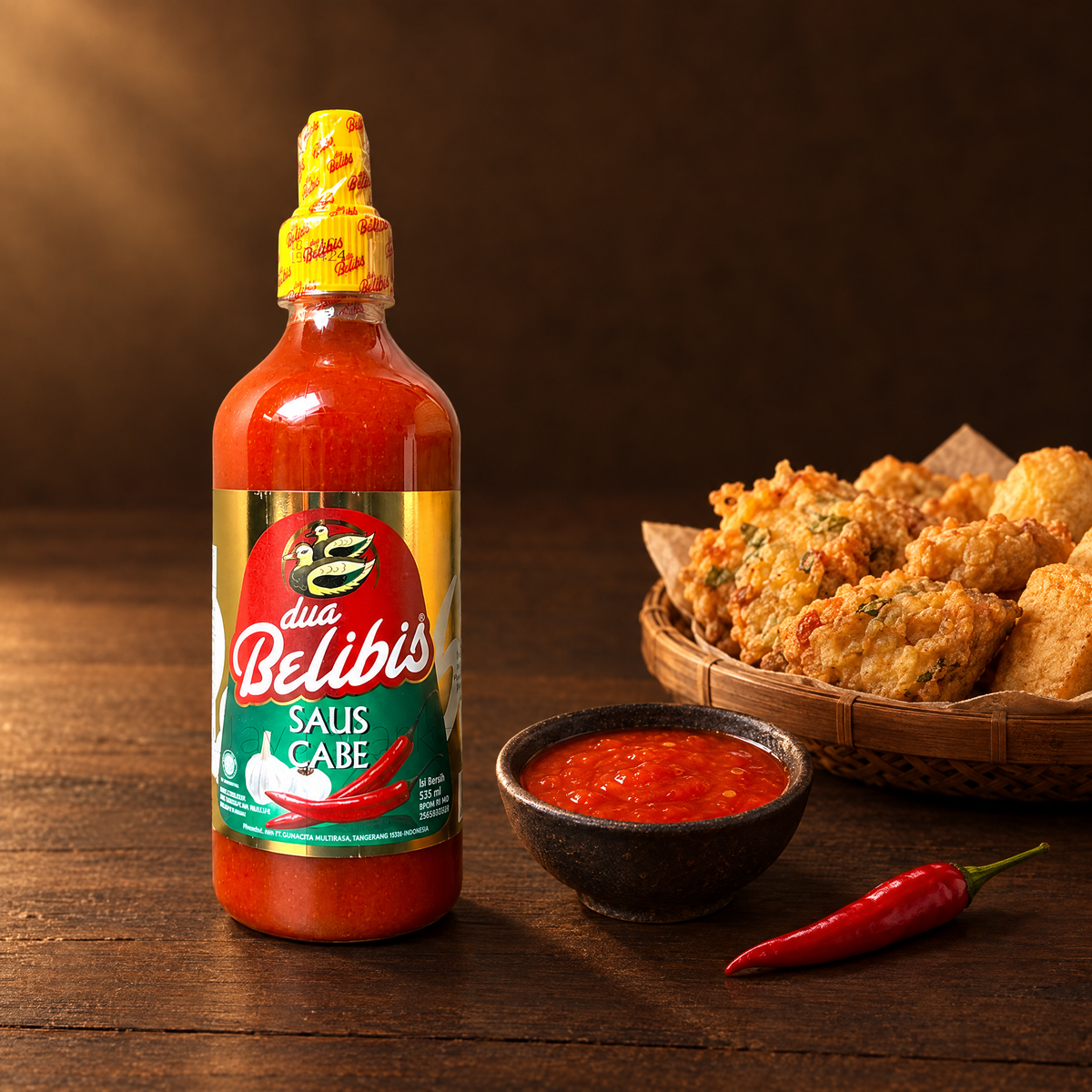 Dua Belibis Saus Cabe 535 ml – Flasche mit Chilisauce im Schälchen
