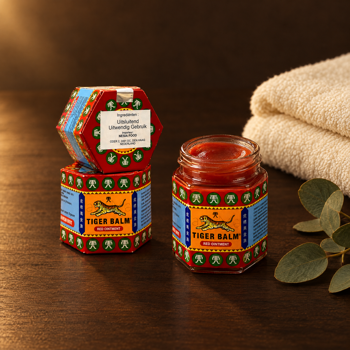 Tiger Balsam Gosok Merah 30g – Dose geöffnet mit Handtuch