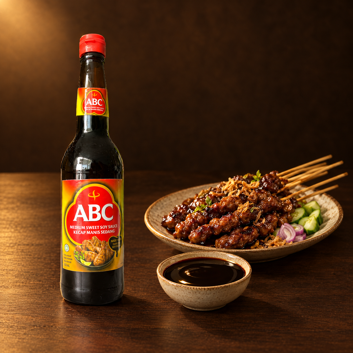 ABC Kecap Manis Sedang 620 ml – Flasche mit Saté-Spießen
