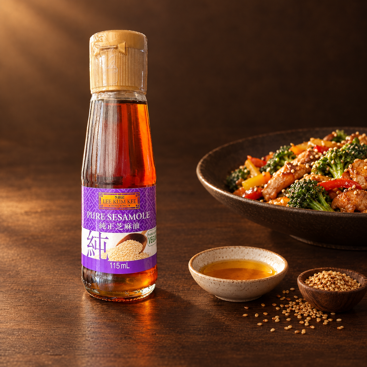 Lee Kum Kee Sesamöl 100 ml – Flasche mit Wokgericht