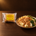 Karangsari Bumbu Pecel Sedang 200g – Packung mit Lontong und Erdnusssauce
