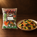Jamur Kuping Hitam 100 g – Packung mit gebratenen Nudeln und Pilzen