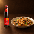 Lee Kum Kee Saus Tiram Panda Brand 255 g – Flasche mit gebratenen Nudeln