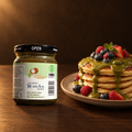 Nature's Charm Coconut Matcha Sauce 200 g – Glas mit Pancakes und Matcha-Sauce