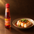 Lee Kum Kee Chilli Oil 207 ml – Flasche mit gedämpftem Tofu
