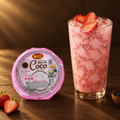 Inaco Nata de Coco Drink Stroberi Selasih 350 ml – Becher mit Erdbeer-Drink auf Eis