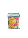 Bunte Kerupuk Teratai Chips von Nesia Food, knusprige Snack mit bunten Farben, Nahaufnahme auf hellem Hintergrund