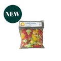 Knusprige Bawang-Kerupuk von Nesia Food, traditionelle Chips mit Zwiebelgeschmack, auf weißem Hintergrund.