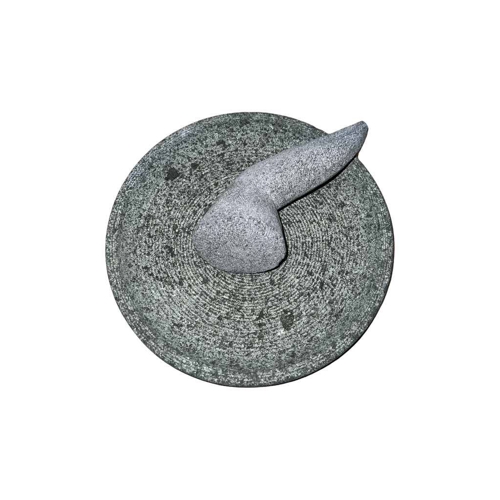 Massiver Cobek aus Batu mit 20 cm Durchmesser, ideal zum Zerkleinern und Mahlen, von Nesia Food.
