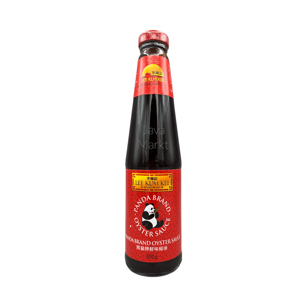 Oystersoße von Lee Kum Kee, Panda Marke, in einer Flasche, typische asiatische Sauce für die Küche, auf weißem Hintergrund.