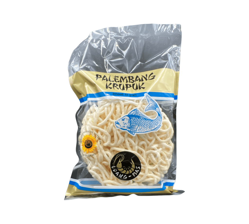 Knusprige Udang Mas Kerupuk Palembang von Vanka Kawat, traditionelle indonesische Lebensmittel, in einer offenen Verpackung.